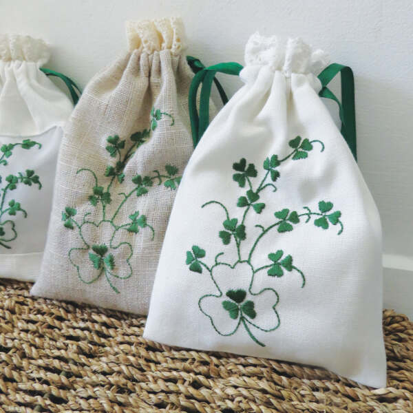 https://samuellamont.com/assets/products/_600x600_crop_center-center_61_line/White-Shamrock-Drawstring-Bag.jpg